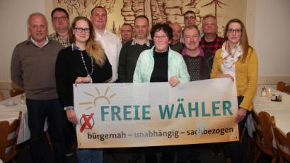 Bild: wro
FW-Kreisrat Franz Dürrschmidt (links) gratulierte den Nominierten und wünschte viel Erfolg bei der Kommunalwahl am 15. März. Angeführt wird die Liste vom Zweiten Vorsitzenden der Freien Wähler in Fuchsmühl, Christopher April (Vierter von links).