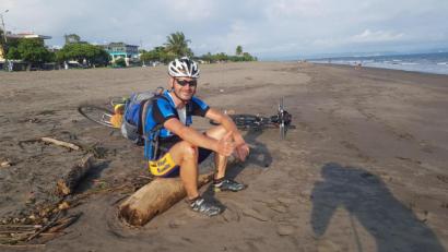 Bild: exb
Daumen hoch für den Sonnenuntergang: Jürgen Langhans erholt sich am Strand von Puntarenas am Pazifik.