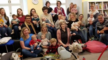 Bild: exb
Im Bild von rechts: Winfried Neubauer (Referent für Familie und Kinder der Stadt Waldershof), Sabine Kops mit Sohn Toni (Leiterin des Elterncafés). Vierte von links Hebamme Karin Aulinger-Derda.