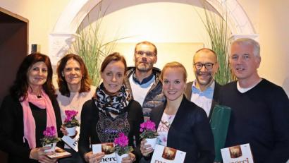 Bild: jma
Der SCE verabschiedet Tanja Lohner (Dritte von links) und dankt Übungsleitern (von links) Doris Ritter, Gaby Bößl, Lohner, Reinhold Danzer, Katharina Krauter, Karl Lorenz, und Gerhard Miodecki.