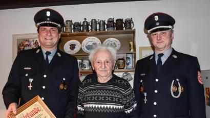 Bild: whw
Vorstand Hermann Lorenz (links) und Kommandant Konrad Helgert dankten Hans Römisch für sein Engagement und 70 Jahre Mitgliedschaft bei der Feuerwehr.