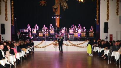 Bild: JOCHEN NEUMANN 
ERBENDORF
Bürgermeister Hans Donko eröffnete den 18. Stadtball in der Stadthalle.