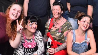Bild: fjo
Wer Maskierte finden will, muss sich beim "Feierwehrball" in Waidhaus auf die nach den "Stecknadeln im Heuhaufen" machen. Das Publikum ist aber ausgezeichnet gelaunt.