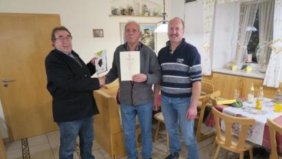 Bild: exb
Schriftführer Hubert Koch (links) und Kassierer Reinhard Greger (rechts) dankten dem Jubilar Albert Greger für seine Treue zur KAB.