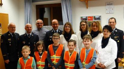 Bild: twg
Nun gibt es die „Steinwaldlöscher“ offiziell, vorne die vier Buben und ein Mädchen. Über die Gründung einer Kinderfeuerwehr freuen sich (hinten von links) Kreisbrandinspektor Otto Braunreuther, Kommandant Andreas Philipp, Bürgermeister Hubert Kraus und Vorsitzender Siegfried Kellner sowie die Betreuerinnen Sonja Wegmann, Laura Pschörer, Bianca Rothe und Daniela Kellner sowie Kreisbrandmeister Peter Prechtl.