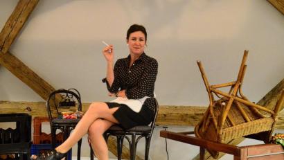 Bild: Kunz
Anni (Claudia Lohmann) sinniert in der Besenkammer über ihre Ehe und schwelgt in erotischen Erinnerungen.