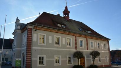 Bild: jr
Die Planungen sind abgeschlossen. Zu Beginn des zweiten Quartals beginnen die Sanierungsarbeiten am Historischen Rathaus. Fertigstellung soll Ende 2021 sein. Dann soll das Gebäude aus dem Jahr 1731 in neuem Glanz erstrahlen.