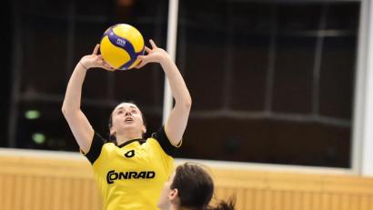 Bild: Ziegler
Die Hahnbacher Zuspielerin Elisabeth Kiehn (links) stellt den Ball für die angreifende Mittelblockerin Corinna Freimuth (rechts).