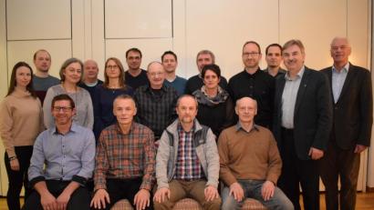 Bild: bnr
5 Frauen und 15 Männer stellen sich auf der Liste der ÖPD Pfreimd bei der Kommunalwahl dem Votum der Wähler. Zur Nominierung gratulierten stellvertretender Landrat Arnold Kimmerl (rechts) und ÖDP-Kreisvorsitzender Alfred Damm (Zweiter von (rechts).