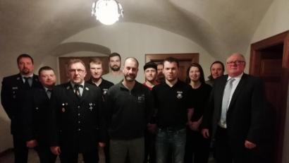Bild: dp
Der neue Vorsitzende Olaf Niederdräing (Sechster von links) führt das Vorstandsgremium der Feuerwehr Pullenried die nächsten fünf Jahre an. Bürgermeister Heinz Weigl (rechts) gratulierte.