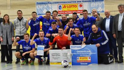 Bild: A. Schwarzmeier
Die SpVgg SV Weiden jubelt verdientermaßen: Der Landesligist fährt als Bezirksmeister der Oberpfalz zur Bayerischen Futsal-Meisterschaft.