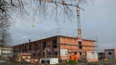 Bild: gi
Moosbach bekommt ein Haus für betreutes Wohnen und die Tagespflege. Der Rohbau mit dem Flachdach ist bereits fertig gestellt. Das Bild zeigt den Rohbau mit der Grundschule im Hintergrund.