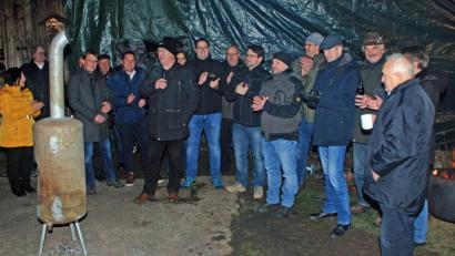 Bild: wee
Bei Bratwurst, Glühwein, Bier oder auch nichtalkoholischen Getränken konnten die Bürgerinnen und Bürger sich ausgiebig mit den CSU-Kandidaten unterhalten. Und damit niemand zu sehr frieren mussten, standen wärmende Feuerstellen bereit.