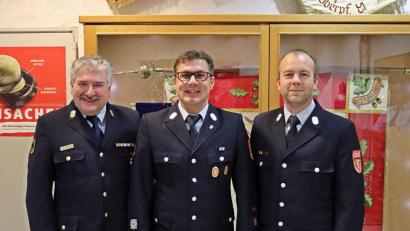 Bild: jma
Kreisbrandinspektor Hans Sperber (links) mit den beiden neuen (alten) Kommandanten Sven Zocher (Mitte) und Michael Schmidt.
