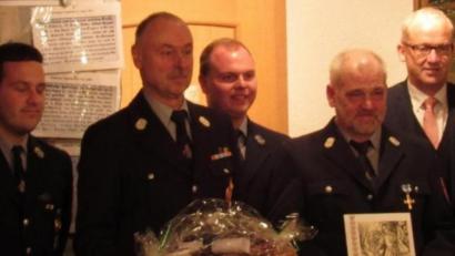 Bild: exb
Kreisbrandmeister Michael Iberer, Kommandant Sebastian Mattner, Manfred Richter, Zweiter Kommandant Christopher Richter, Franz Wisneth, Bürgermeister Bernhard Lindner und Vorsitzender Bernhard Ehbauer (von links).