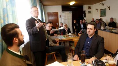 Bild: Hirsch
Oberbürgermeister Andreas Feller (stehend) warb beim CSU-Wahlkampfauftakt am Sonntag im Gasthaus Hauser in Holzhaus um das Vertrauen der Wähler.