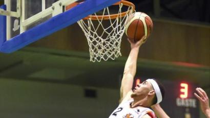 Bild: Büttner, Gerhard
Aaron Scott (am Ball) wird zum Matchwinner für die DJK. Neben seinem Dreier zum Sieg gegen Bayreuth überzeugte der Neustädter Aufbauspieler durch starke Aktionen in der Verteidigung, darunter zwei Blocks.