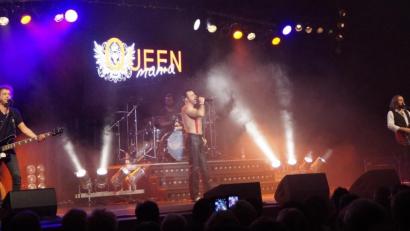 Bild: weu
Die vier exzellenten Musiker von „Queen Mania“ rissen das Publikum mit ihrer sensationellen Musik mit.
Alternative