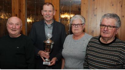 Bild: gfr
Die Vereinsmeister von Reisetaube Neumühle: 2. Vorsitzender Roland Behr (von links) ehrt Wolfgang Auerbacher sowie Petra und Anton Retzer.