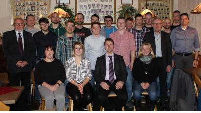 Bild: sis
Bei der Nominierung (von links): Hans-Jürgen Reitzenstein, Uwe Herrmann, Patrick Kraus, Doris Maderer, Basti Barth, Peter Kölbel, Sabrina Schwab, Roland Herrmann, Nico Kohl, Tobias Kasper, Johannes Franz, Reinhard Kohl, Martin Fecher, Markus Schmid, Christopher Bär, Martina Pöllinger, Sebastian Knarr, Helmut Kölbel, Marco Scholz, Horst Heinel, Thomas Renner; nicht auf dem Bild: Peter Weiß Michael Loos, Volker Keck und Ronny Glaske.