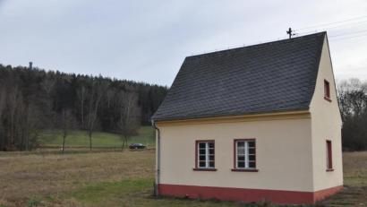 Bild: ak
Das alte Pumphaus der Wasserversorgung Neustadt am Kulm, im Hintergrund der Rauhe Kulm.