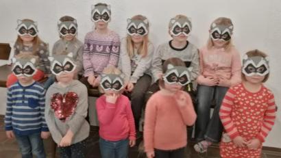 Bild: Monika Haberl
Die selbstgebastelten Waschbärmasken werden von den Kindern gleich anprobiert.