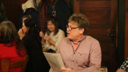 Bild: muk
Humorige Weihnachtsgeschichte mitsamt Weihnachtsgedicht präsentierte Musikant Alfons Margraf.