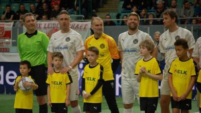 Bild: gib
Mit die zwei bekanntesten Ex-Profis auf dem Regensburger Parkett: Die Ex-Nationalspieler Jens Lehmann (rechts) und Thomas Hitzelsperger (Zweiter von rechts).