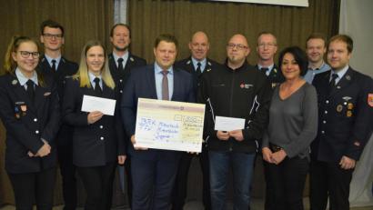Bild: jr
Mit jeweils 250 Euro unterstützen die Mitterteicher Christsozialen die Feuerwehr und das Rote Kreuz. Das Bild entstand bei der Spendenübergabe und zeigt (von links) Alena Kempf, Tobias Wedlich und Carolina Grabis (alle Jugendfeuerwehr), Feuerwehr-Jugendwart Johannes Schmid, CSU-Vorsitzenden Stefan Grillmeier, Kommandant Franz Bauernfeind, BRK-Bereitschaftsleiter Robert Hoyer, den stellvertretenden Kommandanten Günther Sommer, FU-Vorsitzende Alexandra Weiß, JU-Vorsitzenden Christoph Hampel und Feuerwehr-Vorsitzenden Christian Grillmeier.