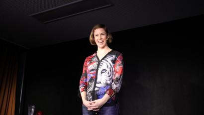 Bild: prh
Die Kabarettistin Inka Meyer sagt in ihrem Programm "Der Teufel trägt Parka" dem Schönheitswahn satirisch den Kampf an.