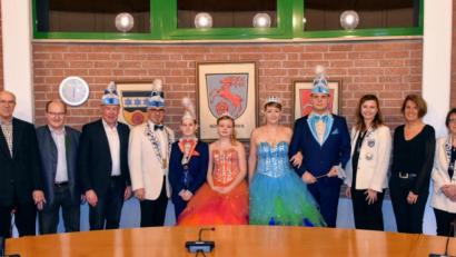 Bild: Singer-Grimm 
Der Fasching regiert im Kümmersbrucker Rathaus (von links): Hans Graf, Hubert Blödt, Roland Strehl, Narrhalla-Präsident Dieter Streber, Kevin II. Mira I., Sabine III., Michael IV., Narrhalla-Vizepräsidentin Denise Forster, Birgit Singer-Grimm und Iris Höll.
