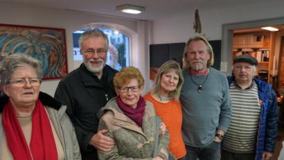 Bild: soj
Pfarrer Edmund Prechtl (Zweiter von links) freute sich über die Führung des Künstlerehepaars Inge und Bert Flor (Vierte und Fünfter von links).