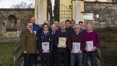 Bild: exb
Langjährige und verdiente Mitglieder wurden bei der Jahresversammlung der Feuerwehr Hohenthan ausgezeichnet (von links): Bürgermeister Alfred Stier, Bertram Schuller, Susanne Stamm, Konrad Haberkorn, Engelbert Träger, Hans Birkner, Norbert Hübner, Adalbert Heldwein, Marco Frank, Wendelin Schmid, Patrick Mauerer und Willi Gmeiner.