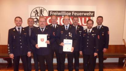 Bild: kk
Die beiden mit dem Feuerwehrehrenkreuz des Kreisfeuerwehrverbandes Cham in Silber ausgezeichneten Josef Neuwirth und Norbert Kopp mit den Feuerwehrführungskräften, sowie dem Kommandanten und Vorsitzenden, sowie 1. Bgm. Prögler