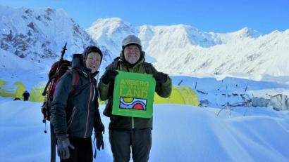 Bild: Robert Stammler
Petra und Robert Stammler aus Traßlberg haben sicherlich eines der exotischsten Reiseziele zur Aktion „The Walking Bag“ beigesteuert. Ihr Selfie entstand in einem Zeltlager auf 4100 Metern Höhe bei einer Gletscher-Trekkingtour in Kirgistan. Im Hintergrund zu sehen ist der Pik Pobeda (7439 Meter), der höchste Berg des Landes