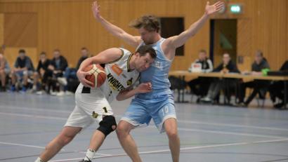 Bild: ref
Kein Durchkommen: Oliver Leuchte (links) und der TV Amberg rannten sich an der Abwehr des Slama Jama Gröbenzell, dem Tabellenzweiten der Bayernliga Mitte, fest.