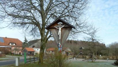 Bild: Portner
Der Dorfplatz im Ortsteil Pirk ist heute ein kleines Schmuckstück. Vor 90 Jahren musste der Ortsrat eingreifen und das Lagern von Schutt und Humuserde verbieten.