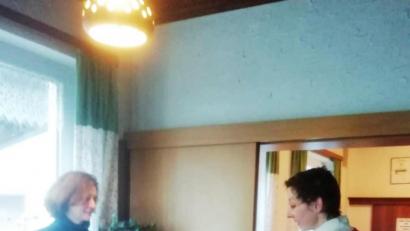 Bild: njn
Beim Brunch informierte Luzia Ernst (links) über Honig und Honigprodukte.