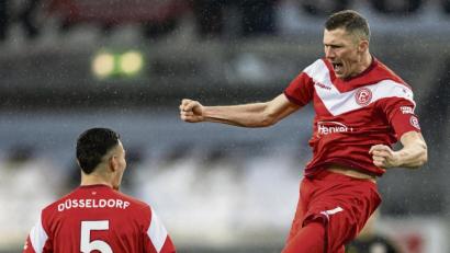 Bild: dpa
So will Oliver Fink (rechts) wieder in der Rückrunde jubeln. Der Kapitän von Fortuna Düsseldorf will auch seine persönliche Einsatzbilanz im Gegensatz zur Vorrunde verbessern. Links wartet Kaan Ayhan auf Finks Landung. 	Bild: Marius Becke