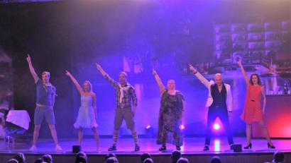 Bild: stg
"Ab in den Süden" ging es für die sechs Künstler in der gleichnamigen Musical-Show auf der Bühne der Max-Reger-Halle: Im Gepäck hatten sie rund 50 Schlager der vergangenen gut 60 Jahre.