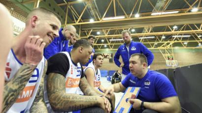 Bild: Büttner, Gerhard
Trainer Roman Lang (rechts) gibt in einer Auszeit wertvolle Tipps: Die Hamm Baskets machten mit Kulmbach kurzen Prozess und festigten mit einem klaren Heimsieg den vierten Tabellenplatz in der Bayernliga Nord.