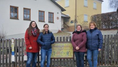 Bild: fdl
Die Vorsitzende Daniela Meier (re.) zusammen mit den Vorstandsmitgliedern (v. li.) Carolin Himmler, Melanie Gebhardt und Christine Winkler, vor dem Kindergarten St. Michael, in Ehenfeld.