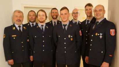 Bild: u
Bei der Jahreshauptversammlung im Gasthaus Schadl wählten die Weiherer Feuerwehrleute eine neue Führung. Von links: Kreisbrandrat Fredi Weiß, Kreisbrandmeister Marco Weiß, 2. Kommandant Philipp Birner, 1. Vorstand Michael Reif, Gerätewart Andi Losch, Kassier Sebastian Wendl, 2. Vorstand Tobias Schadl und 1. Kommandant Norbert Stangl. Nicht im Bild: Schriftführer Daniel Stiegler.