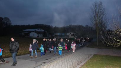 Bild: rpp
Bei einbrechender Dämmerung zogen die Wanderer am Schützenhaus mit Fackeln los, dem Ziel Unterbruck entgegen.