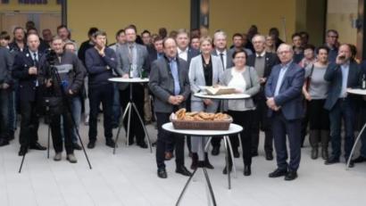 Bild: usc
Mit einer Einladung von Vereinsvertretern ins Atrium der Mittelschule wollten die CSU-Ortsverbände Ursensollen, Hohenkemnath und Hausen die von ihnen propagierte Förderung der Vereine und des Ehrenamts unterstreichen.