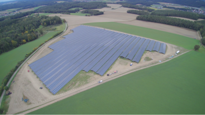 Bild: Unien Engineering/exb
Auf fünf Hektar Fläche ist in den vergangenen Monaten der Solarpark auf einer steilen Anhöhe nördlich von Wolfring entstanden. Die gigantisch anmutende Anlage besteht auf 27 000 einzelnen Modulen, die ab Februar jährlich 9,5 Millionen Kilowattstunden Strom in das Netz der Bayernwerk AG einspeisen.