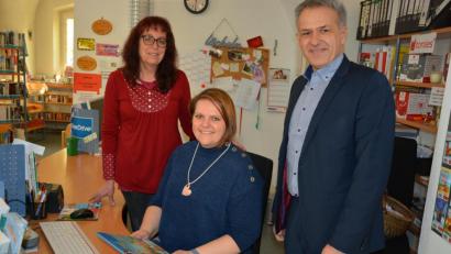 Bild: jr
Anja Busl (Mitte) ist neu im Team der Stadtbücherei Mitterteich. Begrüßt wurde sie von Büchereileiterin Viola Rieß und Bürgermeister Roland Grillmeier.