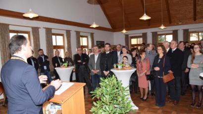 Bild: fz
Bürgermeister Anton Kappl spricht beim Neujahrsempfang über die Weiterentwicklung der Marktgemeinde.