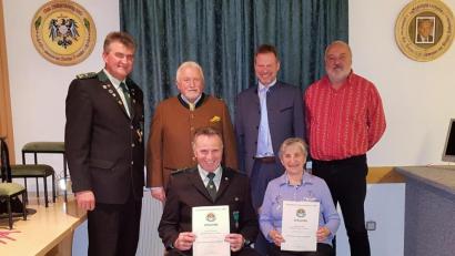 Bild: exb
Die Schüzuemgesellschaft Pursruck ehrt langjährige Mitglieder (sitzend, von links): Gottlieb Schäffer und Erika Grummt; stehend (von links): Schützenmeister Franz Fruth, Ulrich Schmid, Bürgermeister Alwin Märkl und stellvertretender Gauschützenmeister Ralf Hergeth.