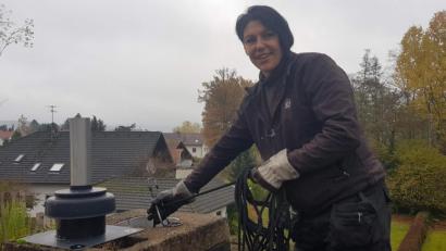 Bild: u
Nicole Schwarz ist die erste und bis heute einzige Bezirkskaminkehrermeisterin in der Oberpfalz. Seit 10 Jahren steigt die in Schnaittenbach wohnende Schornsteinfegerin in ihrem Kehrbezirk Hirschau den Bewohnern von ca. 1800 Haushaltungen aufs Dach. Die Kunden sind von ihr, ihrer Fachkompetenz und ihrer charmanten Art angetan.